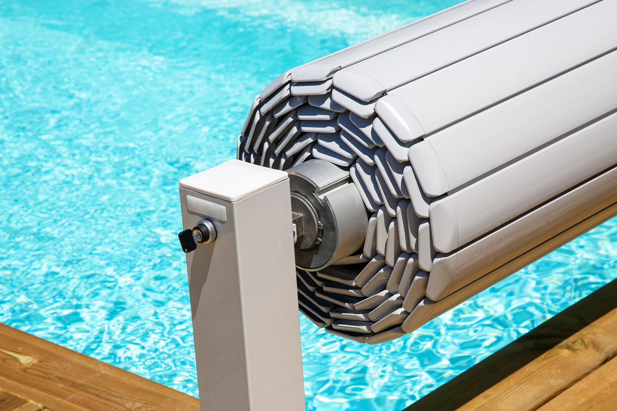 image volet roulant de piscine comment mieux l utiliser cet ete